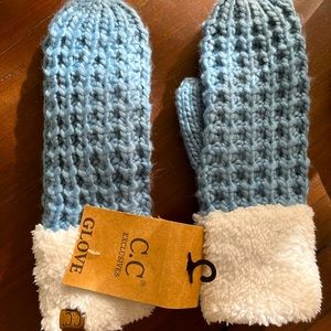 NWT Fleece-lined mittens